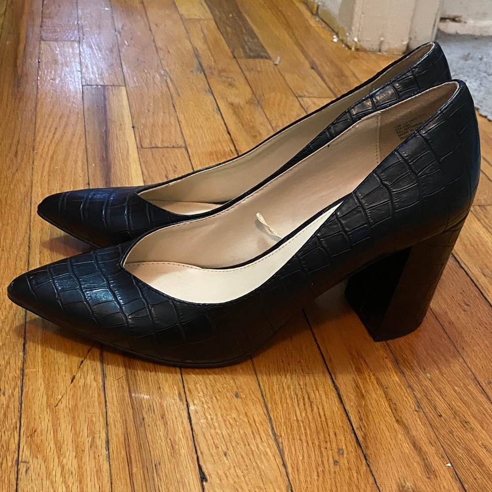 Liz Claiborne Black Croc-Embossed Pointed Toe Block Heel Pumps